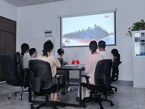亚洲博彩app组织党员观看九三大阅兵：以科技力量致敬强军征程